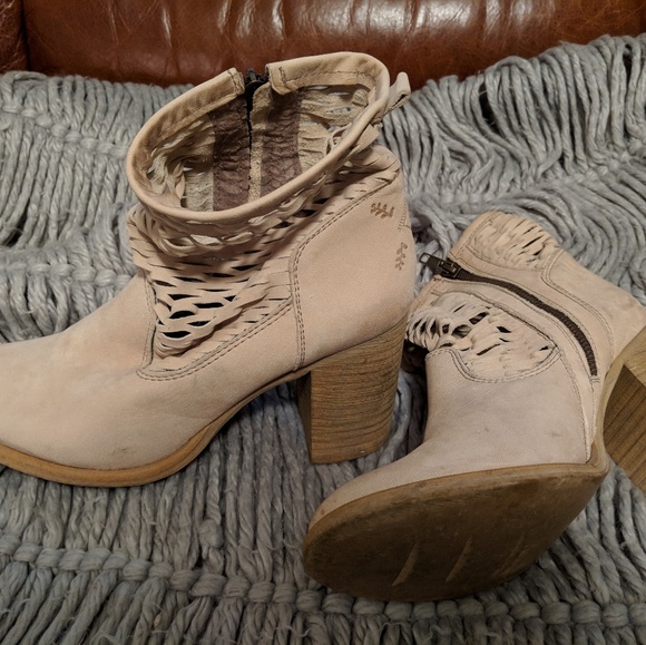 Heeled boots - Picture 1 of 4